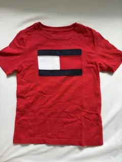 赤いロゴパッチ付きTシャツ