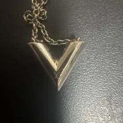 Louis Vuitton V字型ペンダントネックレス