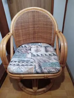 ラ*ン様 ラタン 丸型回転椅子 幾何学模様クッション