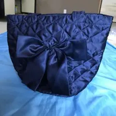 リボン付き　手提げバッグ　紺色　丸底　内ポケット２つ付き　布製　内側ビニール素材