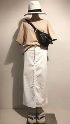 C7673 バックプリントTシャツ×白タイトコーデのサムネイル