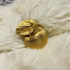 金色的蘋果胸針 B.S.K