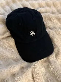 黒い刺繍ロゴのベースボールキャップ