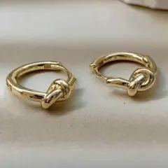 【新品】　セリーヌ　好きな方にオススメ ノット　スモールフープ　ピアス　ゴールド