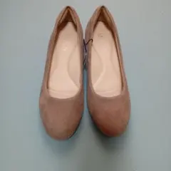 ベージュ スエードパンプス 中ヒール　幅広