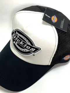 【Dickies】メッシュキャップ　ワッペン刺繡 （ホワイト×ブラック）