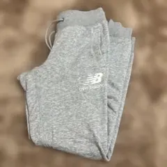 New Balance グレー ジョガーパンツ