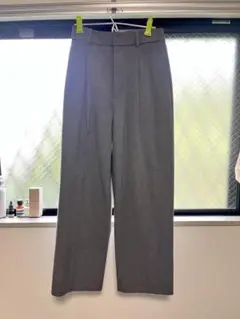ユニクロ　センタープレススラックス　グレー