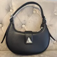 CHARLES & KEITH トライアングルバックル ショルダーバッグ