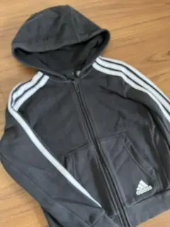 adidas ブラックパーカー フード付き　140cm