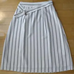 【新品】スカート　膝下　フレアー　ベルト付き　ストライプ　大人　綺麗　白