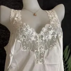 VT 63 ノビィー　艶めく綺麗な花柄レース　スリップ　95-90 ホワイト系