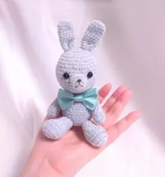 あみぐるみ　ぬいぐるみ　うさぎ　ウサギ　グレー　灰色　手のひらサイズ　高さ15㎝