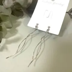 美品⭐︎ロング イヤリング シルバーカラー 揺れるデザイン　ツイスト