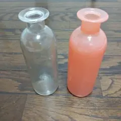 두 개의 유리 화병 세트