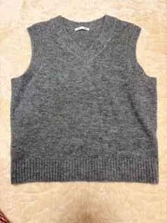新品未使用 GU Vネックベスト グレー Mサイズ