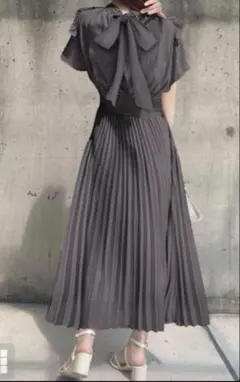 新品　バックリボンフリルスリーブプリーツワンピース