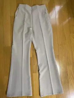 GU ベージュ フレアパンツLサイズ