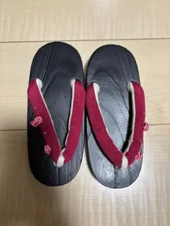 伝統的な黒い木製草履 キッズ　赤い鼻緒　21cm