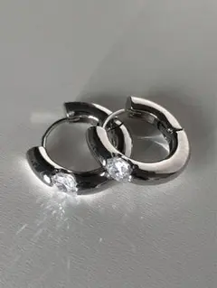 再入荷！シルバー フープピアス クリスタル付き