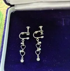 シルバーカラー ハートモチーフ イヤリング 揺れるデザイン ラインストーン付き