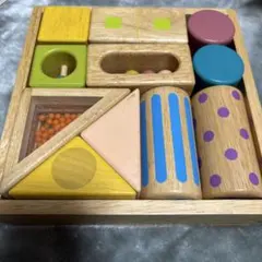 エド・インター社の「音いっぱいつみき」で 木製 知育玩具 積み木 形合わせ