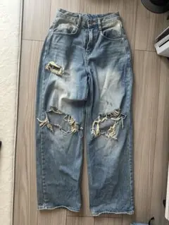 ダメージ加工ライトブルーデニムパンツ