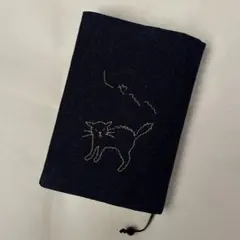 ブックカバー　ハンドメイド　文庫本サイズ 紺色刺繍　ネコ