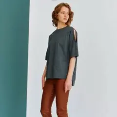 ROOM NO.8 （ルームエイト）SHOULDER SLITTOPSのサムネイル
