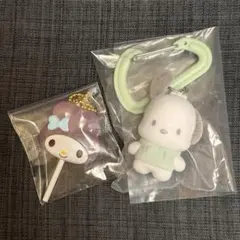 キャンディチャーム（マイメロ）とカラビナ付きフロッキーマスコット（ポチャッコ）