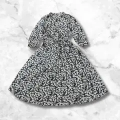 「小花柄ワンピース ロング 黒 ウエストリボン 前開き フレア」