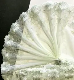 ホワイト・グリーン系カラーのお花刺繍チュールレース　金糸入り　1m　N-478