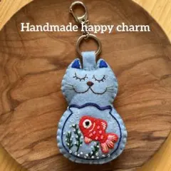 だるま猫キーホルダー チャーム 金魚モチーフ 刺繍ビーズのサムネイル