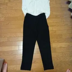 白ブラウスと黒パンツのセットアップ