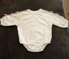 リボン付きホワイトロンパース