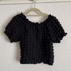 黒のフリルオフショルダートップス