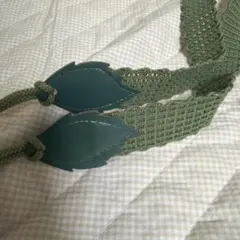 葉っぱモチーフ　オリーブグリーン ベルト編み込みデザイン