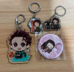 鬼滅の刃　竈門炭治朗　キーホルダー　3個　竈門ねずこ　缶バッジ　1個　4点セット