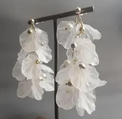 大ぶりイヤリング ホワイト