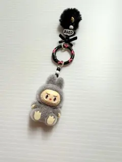 グレーのぬいぐるみ風キーホルダー LABUBU大人気 ラブブキーホルダー 可愛い
