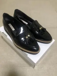 ダイアナ　タッセル付きエナメル革ローファー