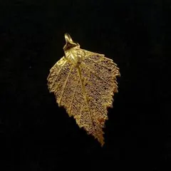 576遺品整理品　ペンダントトップ　ゴールド？　金？　メッキ？　ヴィンテージ　葉