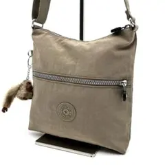 【美品】kipling ショルダーバッグ ベージュ ナイロン モンキーチャーム付のサムネイル