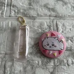 ちいかわホテルキーホルダー ちいかわ 刺繍缶バッジ　ちいかわ寝そべり　セット