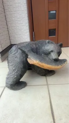 木製クマの魚を持つ彫刻