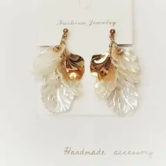 花びら×ゴールド×ビジュー　パールホワイト　イヤリング　ピアス　ハンドメイド