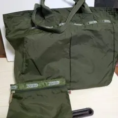LeSportsacのトートバッグとポーチのセットです。落ち着いたカーキ色のサムネイル