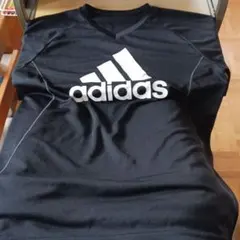 adidas 黒 Vネック Tシャツ