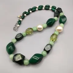緑系ビーズとパールのネックレス