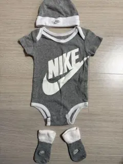 Nike グレーロンパース 6-12M 帽子靴下付き　68-80cm